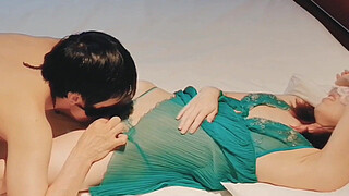 A slender, cute wife wearing sexy green lingerie makes an adulterous man's penis erect and ejaculate with a handjob. Homemade amateur personal shooting kawasaki JK