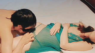 A slender, cute wife wearing sexy green lingerie makes an adulterous man's penis erect and ejaculate with a handjob. Homemade amateur personal shooting kawasaki JK