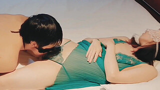 A slender, cute wife wearing sexy green lingerie makes an adulterous man's penis erect and ejaculate with a handjob. Homemade amateur personal shooting kawasaki JK