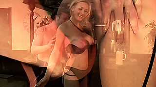 Mesmerizing blonde milf gets a facial by the lovely bartender serving his customer