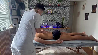 A pervert mercilessly pounding his thick 22 cm cock into the masseur.