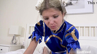 Chun Li fucks herself - cosplay