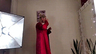 Cock-lifting mature bitch Aimee Hot MILF: red, black, ponytail and cock in mouth!