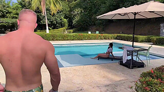 WELL-ENDOWED FOREIGNER ENDS UP PUTTING HIS DICK IN ME WHILE GIVING ME A MASSAGE - LA ROLA