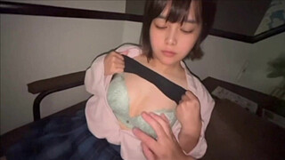 The girlfriend says she can't wait until we get home to have sex in bed, so let's have sex in front of the entrance! After locking the door, the couple immediately start having sex, giving each other blow jobs and cunnilingus.