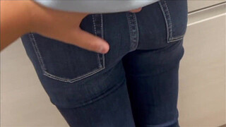 The girlfriend says she can't wait until we get home to have sex in bed, so let's have sex in front of the entrance! After locking the door, the couple immediately start having sex, giving each other blow jobs and cunnilingus.