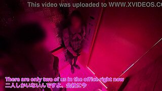 [Elevator sex] "It's cold, why don't we hug each other?" Office building on a holiday. A man and a woman meet for the first time and have sex, creampie.