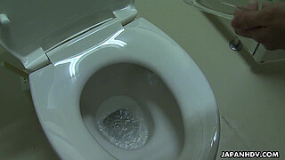 Asian sucking hard on the fat dong