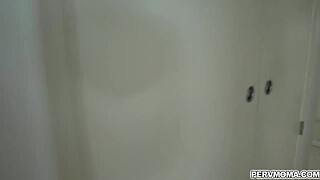 Hot MILF Syren De Mer gives an epic blowjob