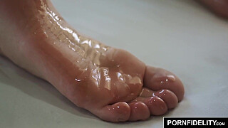 Pornfidelity - Leah Gotti Gets Her Pussy Massaged