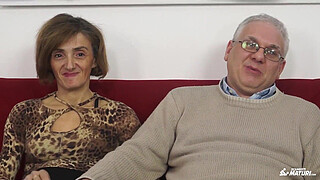 SCAMBISTI MATURI - Mature Italian swinger gets her ass fucked and pussy