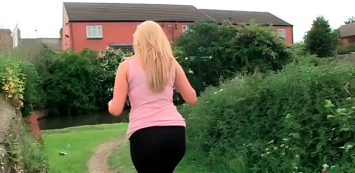 PornXN Big ass babe pissing in public on the street