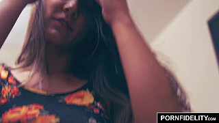 PORNFIDELITY Horny Housewife Tomi Taylor Gets Her Pussy Stuffed