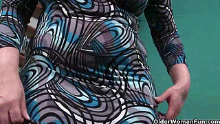 Mom's night out starts with solo sex