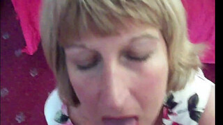 Mature British housewife takes her first facial before swallowing