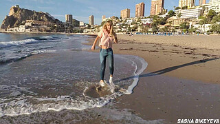 Wet shoot on a public beach with Crazy Model. Risky outdoor masturbation. Foot fetish. Pee in jeans.