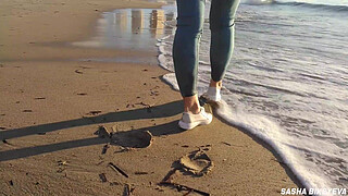 Wet shoot on a public beach with Crazy Model. Risky outdoor masturbation. Foot fetish. Pee in jeans.