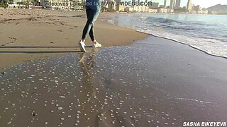 Wet shoot on a public beach with Crazy Model. Risky outdoor masturbation. Foot fetish. Pee in jeans.