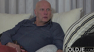 Old makes this hot babe cum and gives a nice facial cumshot