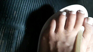 Paty butt doing fetish podolatria (complexion by feet)