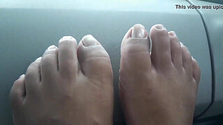 Paty butt doing fetish podolatria (complexion by feet)