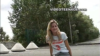 blond 18yo teen uspkirt