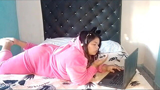 Anal-vaginal masturbation and fat ass shaking in doggy style. Milf and close up PAWG. Shaved pussy. Homemade fetish. Amateur.