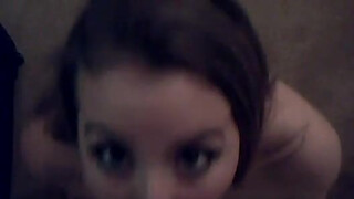 Amateur slut gives head on her knees and swallows