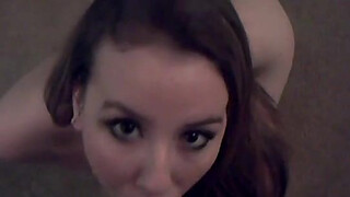 Amateur slut gives head on her knees and swallows