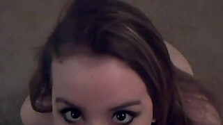Amateur slut gives head on her knees and swallows