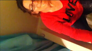 Hot amatuer takes a piss shower