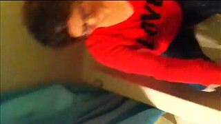 Hot amatuer takes a piss shower