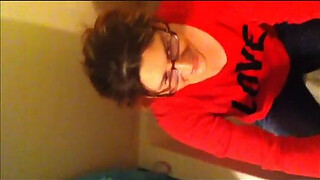 Hot amatuer takes a piss shower
