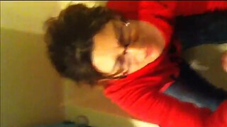 Hot amatuer takes a piss shower