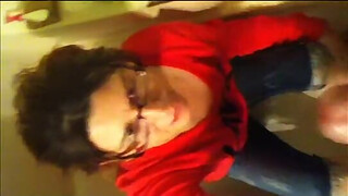 Hot amatuer takes a piss shower