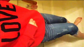 Hot amatuer takes a piss shower
