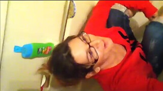 Hot amatuer takes a piss shower