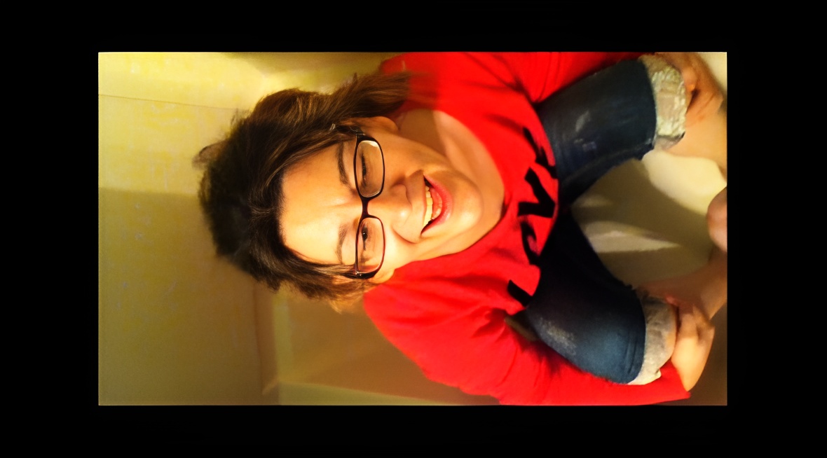 Hot amatuer takes a piss shower