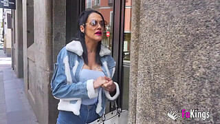 The mature Adela Myers arrives at FAKings with a surprise under her arm... I know one of your actresses!