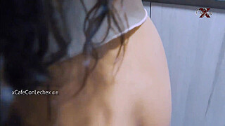 First time in the ass and without lubricant... The Venezuelan big ass maid surprises me preparing breakfast with her ass in the air