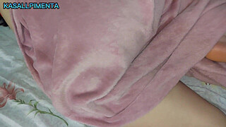 Madrasta madura acorda com pau duro do enteado e pensa que é o marido