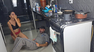 Married woman without panties receives plumber and shows off!