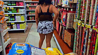 Venezuelan hotwife flashing her big ass in a supermarket in Medellin, Colombia (Cuckold filming)