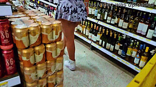 Venezuelan hotwife flashing her big ass in a supermarket in Medellin, Colombia (Cuckold filming)