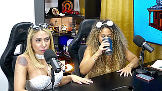 The naughty girl got up and showed her ass, she even winked at the camera very tasty for you, what does she deserve? - Bruna Lambertini & Isa Moura