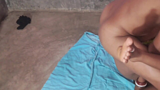 Indian desi Big boobs bhabhi gives blowjob , Indian big ass bhabhi ride big Dick