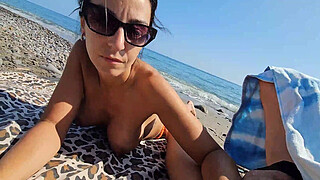 Between voyeurs and passers-by, we try to relax on the beach