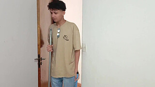 A mãe do meu padrasto me colocou pra arrumar a casa e eu comi ela