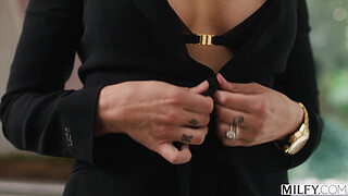 MILFY Boss lady Melissa fucks assistant on business trip