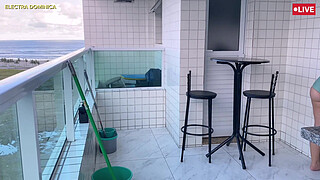 I hired the naughty maid who wears shorts, that ass is delicious, I'm crazy with lust